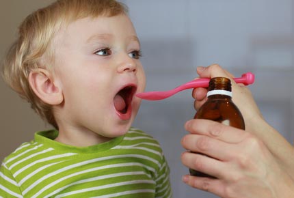 Nonna somministra potenti farmaci per far addormentare suo nipote